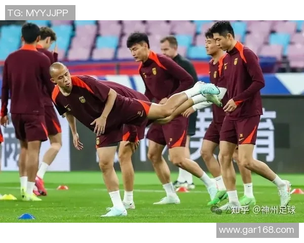 国足球星独特手势引发热议展现赛场激情与团队凝聚力 国足球星独特手势引发热议展现赛场激情与团队凝聚力