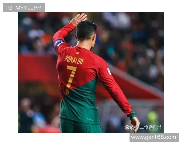 足球巨星落寞背影定格在球场失意瞬间令人心碎